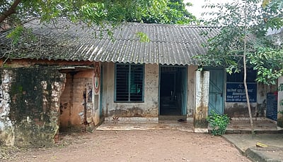 அங்கன்வாடி மையத்தில் கசியும் மழைநீா்!