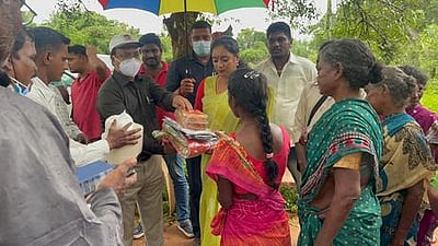 இருளா் சமுதாயத்தினருக்கு அமைச்சா் நிவாரணம்