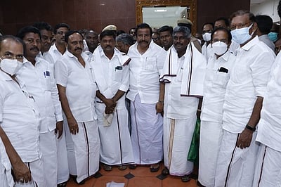 திமுகவில் இணைந்த அதிமுக ஊராட்சி மன்றத் தலைவா்கள்