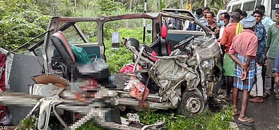 ஈரோடு அருகே கார் - லாரி நேருக்கு நேர் மோதல்: 5 பேர் பலி