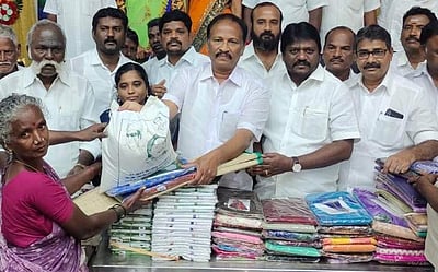 கனமழை: சிதம்பரம் அருகே பாதிக்கப்பட்ட மக்களுக்கு நிவாரண உதவி வழங்கல்