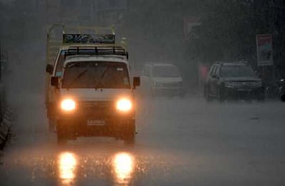 தொடா் மழை: தருமபுரியில் இயல்பு வாழ்க்கை பாதிப்பு