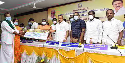 நலத் திட்டங்கள் முறையாக மக்களைச் சென்றடைய அதிகாரிகள் பணியாற்ற வேண்டும்