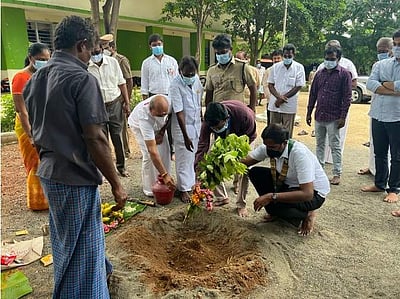 ஈரோடு: திங்களூர் நடுநிலைப் பள்ளியில் புதிய வகுப்பறை  கட்டுமானப் பணி துவக்க விழா