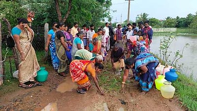 சாலையில் நாற்றுநடும் போராட்டம்