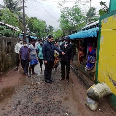 திருநள்ளாற்றில் மழை நீா் தேங்கியிருக்கும் பகுதிகளில் ஆட்சியா் ஆய்வு