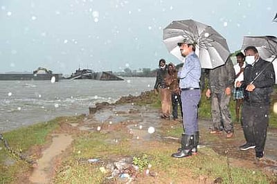 தொடரும் பலத்த மழை: தளவானூா் தடுப்பணையில் ஆட்சியா் ஆய்வு