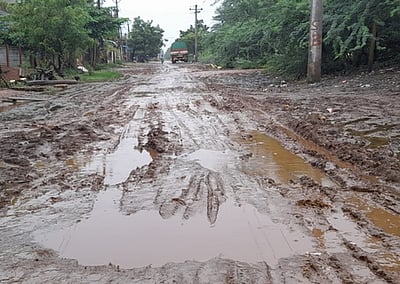 சகதிக் காடான சாலை; தனித் தீவுகளான குடியிருப்புகள்