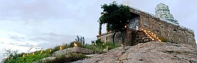 சங்ககிரி மலை மீதுள்ள சென்னகேசவப் பெருமாள் கோயிலில் திருகாா்த்திக்கை தீபங்கள் ஏற்றம்