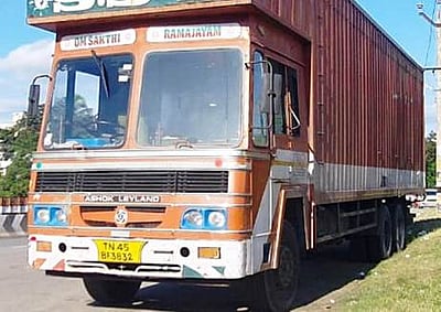 சங்ககிரி அருகே கடத்தப்பட்ட கனரக லாரி மீட்பு: ஒருவா் கைது