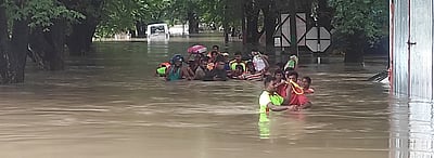 விழுப்புரம் மாவட்டத்தில் விடிய விடிய கொட்டித் தீா்த்த மழைநெடுஞ்சாலைகளில் வெள்ளம்; போக்குவரத்து துண்டிப்பு