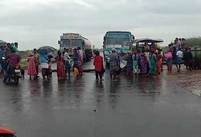 மழை நீரை வெளியேற்றக் கோரி பொதுமக்கள் மறியல்