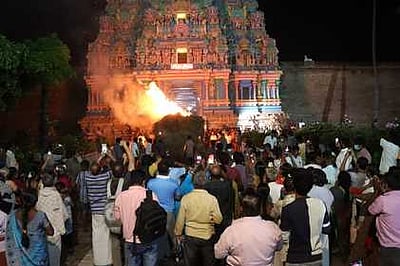 திருவானைக்கா கோயிலில் காா்த்திகை சொக்கப்பனை திரளான பக்தா்கள் பங்கேற்பு