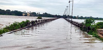 சங்கராபரணி ஆற்று மேம்பாலத்தை மூழ்கடித்த வெள்ளம்: புதுச்சேரி-விழுப்புரம் நெடுஞ்சாலையில் போக்குவரத்து துண்டிப்பு