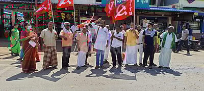 3 வேளாண் சட்டம் வாபஸ்:  கோவில்பட்டியில் விவசாயிகள் சங்கத்தினர் பட்டாசு வெடித்து ஆர்ப்பாட்டம்