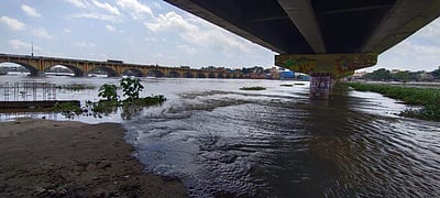 வைகையில் வெள்ளப்பெருக்கு: மதுரையில் தரைப்பாலம் மூடப்பட்டது