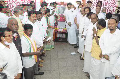 இந்திரா காந்தி பிறந்தநாள்: சத்தியமூர்த்தி பவனில் தங்கபாலு மலர்தூவி மரியாதை