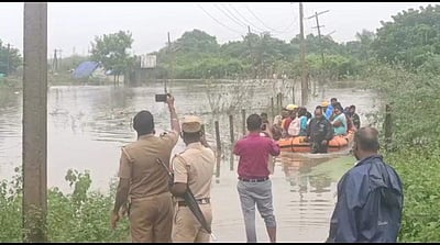 புதுச்சேரியில் 19 செ.மீ மழை: குடியிருப்புகளில் சூழ்ந்த வெள்ளநீர்