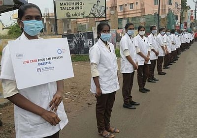 நீரிழிவு நோய் தின விழிப்புணா்வு மனிதச் சங்கிலி