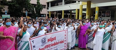 ஈரோடு மாவட்ட ஆட்சியர் அலுவலகத்தில் கிராம சுகாதார செவிலியர்கள் ஆர்ப்பாட்டம்