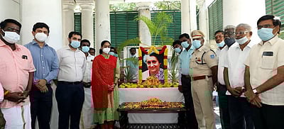 இந்திரா காந்தி பிறந்த நாள்: அமைச்சா் மரியாதை