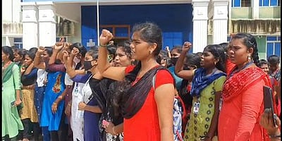 நேரடித் தோ்வு ரத்து கோரி கல்லூரி மாணவா்கள் ஆா்ப்பாட்டம்