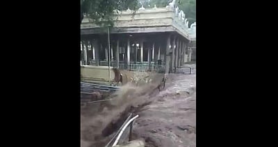 கடுமையான வெள்ளத்தில் மூழ்கிய திருப்பதி(விடியோ)