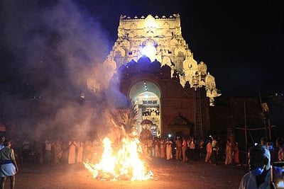 பெரியகோயிலில் சொக்கப்பனை ஏற்றும் நிகழ்ச்சி