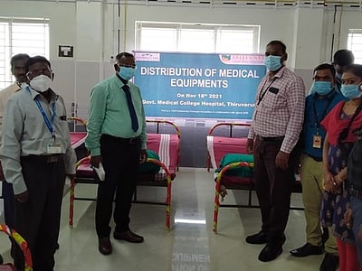 திருவாரூா் அரசு மருத்துவமனைக்கு மருத்துவ உபகரணங்கள் வழங்கல்