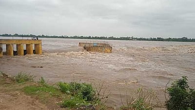 தென்பெண்ணை ஆற்றில் 1.25 லட்சம் கன அடி நீா்வரத்து 50 ஆண்டுகளுக்குப் பிறகு வரலாறு காணாத வெள்ளம்