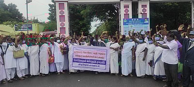 சுகாதாரத் துறை பெண் அலுவலா்கள் ஆா்ப்பாட்டம்