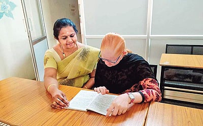 பார்வையற்றவர்களுக்கு பாதை காட்டும் பேராசிரியை !