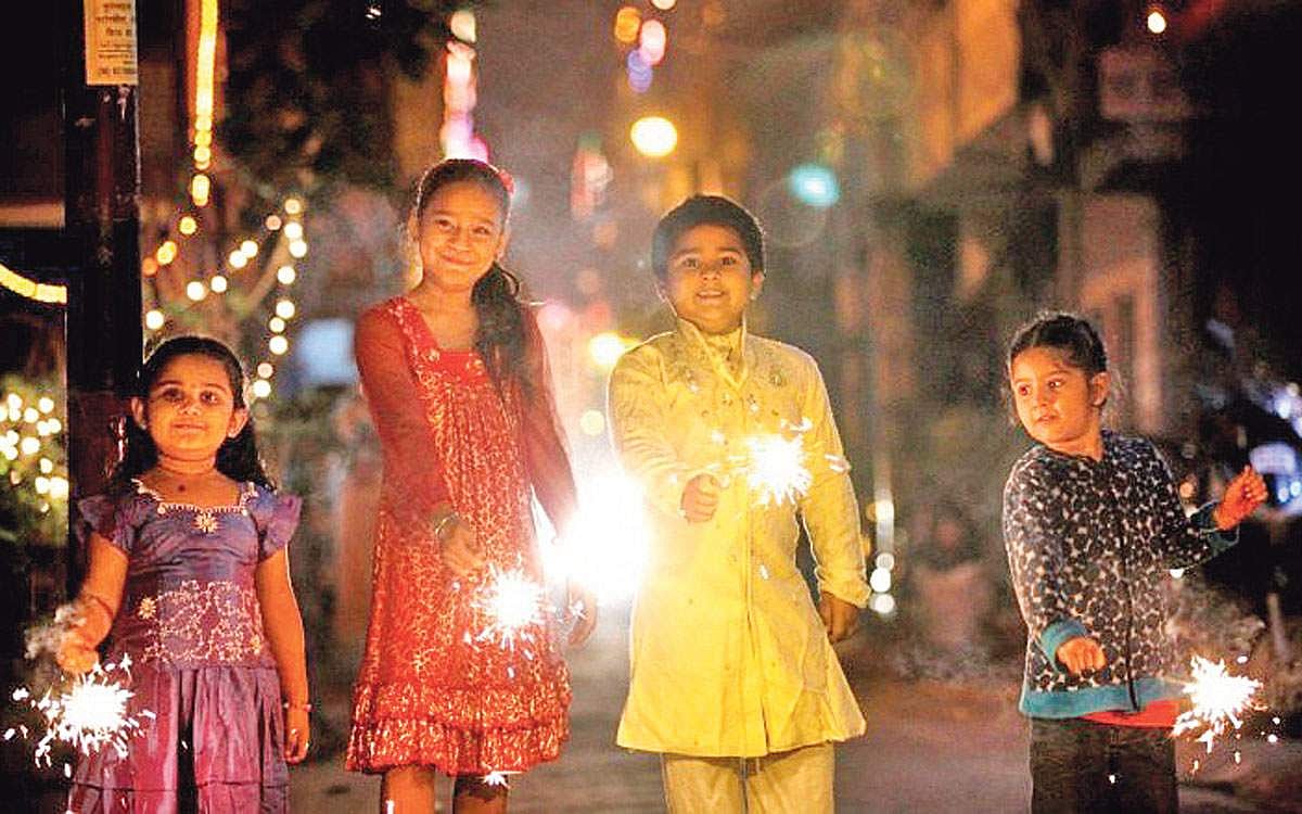 பட்டாசுகளை  பாதுகாப்பாக  வெடிப்போம்!