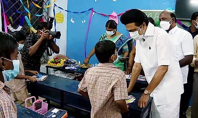 பள்ளி மாணவர்களை வரவேற்ற முதல்வர் ஸ்டாலின் - புகைப்படங்கள்