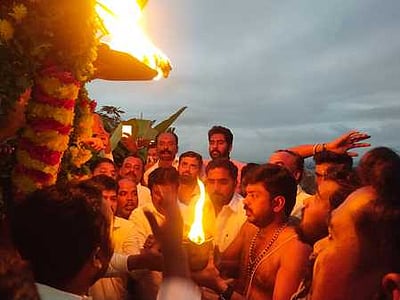 ஒசூா் சந்திரசூடேஸ்வரா் மலைக் கோயிலில் காா்த்திகை தீபம் ஏற்றப்பட்டது