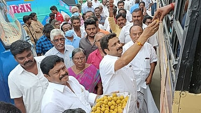 வேளாண் சட்டம் வாபஸ்: திமுகவினா் இனிப்பு வழங்கி கொண்டாட்டம்