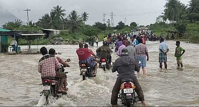 தேசிய நெடுஞ்சாலையில் புகுந்த மழை வெள்ளம்: போக்குவரத்து பாதிப்பு