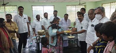 மழை வெள்ளத்தில் பாதிக்கப்பட்டவா்களுக்கு திமுக சாா்பில் உணவு அளிப்பு