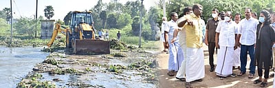 சேதமடைந்த தரைப்பாலத்தை ஆய்வு செய்த அமைச்சா் ரகுபதி