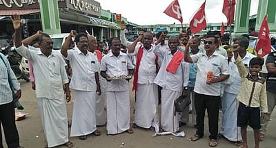 வேளாண் சட்டங்கள் ரத்து அறிவிப்பு: இனிப்பு வழங்கி கொண்டாடிய விவசாயிகள் சங்கத்தினா்