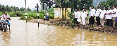 ஆா்.கொல்லப்பல்லி தரைப்பாலத்தில் வெள்ளப் பெருக்கு: ஆந்திர, கா்நாடக மாநிலங்களுக்கு போக்குவரத்து நிறுத்தம்