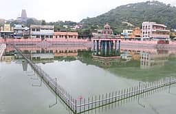 பராமரிப்பின்றி காணப்படும் வள்ளியூா் முருகன் கோயில் 
சரவணப் பொய்கை குளம்