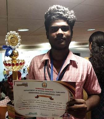 மாநில அளவிலான கைவினைப் பொருள் போட்டி: அவிநாசி மாணவா் சாதனை