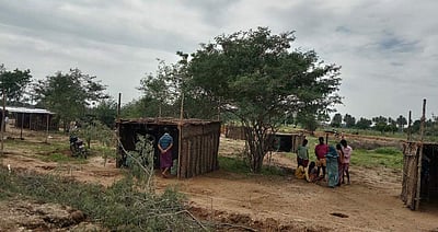 அவிநாசி அருகே வீட்டுமனை பட்டா கேட்டு 2-வது நாளாக குடிசை அமைத்து தொடர் போராட்டம்