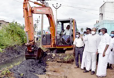அந்தியூரில் நீா்வழிப் பாதைகள் தூா்வாரும் பணிகள் தீவிரம்