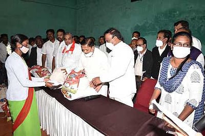 கோத்தகிரியில் மழையால் பாதிக்கப்பட்டவா்களுக்கு நிவாரண உதவிகள்