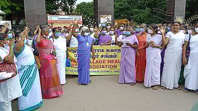 கரோனா தடுப்பூசி செலுத்த இலக்கு நிா்ணயம்: கைவிடக் கோரி செவிலியா்கள் ஆா்ப்பாட்டம்