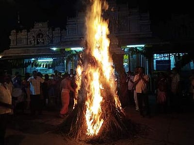 திருக்காா்த்திகை: வீடுகளில் அகல் விளக்கேற்றி வழிபாடு