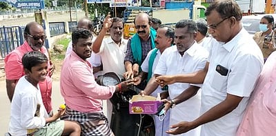 மூன்று வேளாண் சட்டங்கள் வாபஸ்: பட்டாசு வெடித்து, இனிப்பு வழங்கி கொண்டாட்டம்