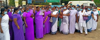 வீடு தேடி தடுப்பூசி திட்டத்தைக் கைவிடக் கோரி ஆா்ப்பாட்டம்